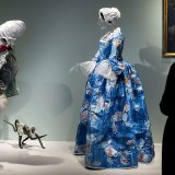 L'artiste belge Isabelle de Borchgrave est célèbre pour ses réalisations de vêtements historiques en papier. KEYSTONE/SALVATORE DI NOLFI
